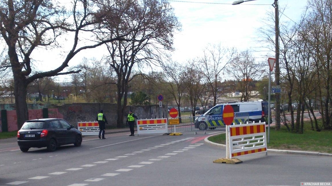Полиция перекрывает улицу в Таллине 9 мая 2022