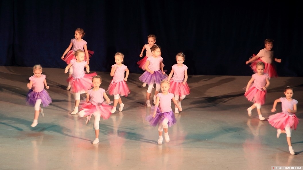 Танцующие дети на сцене