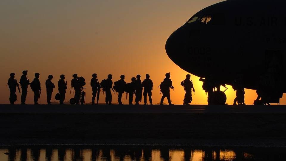 Американские солдаты грузятся в самолет