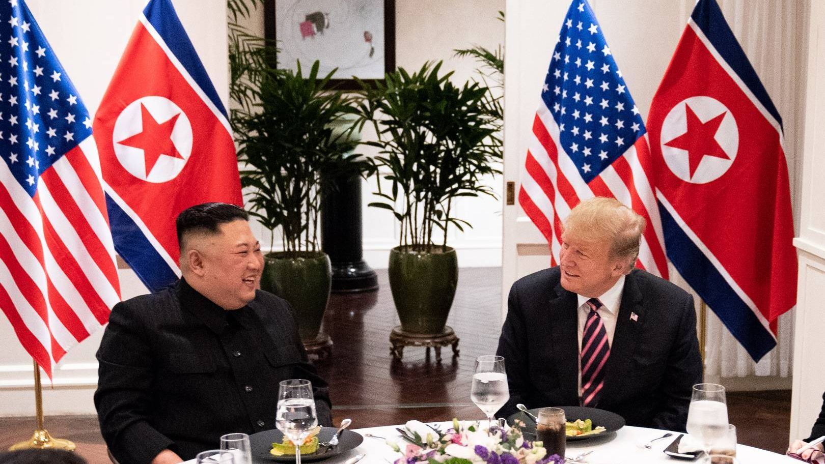Ким Чен Ын и Дональд Трамп на встрече во Вьетнаме