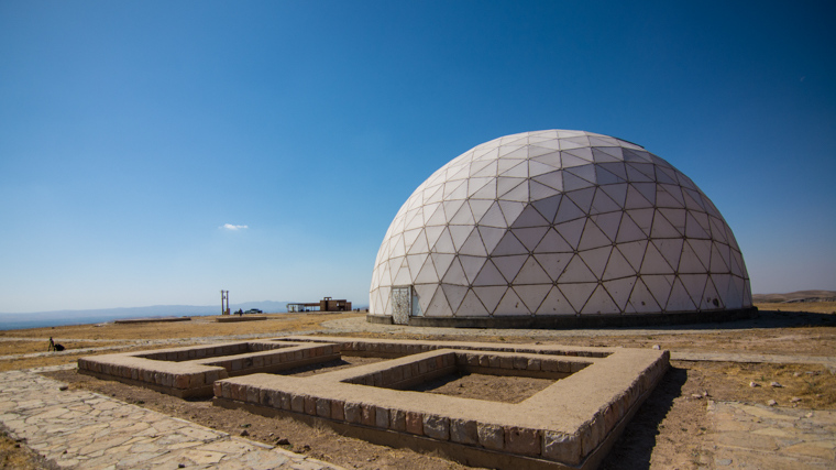 Мараги́нская обсервато́рия. Площадка обсерватории с защитным куполом, укрывающая остатки главного корпуса