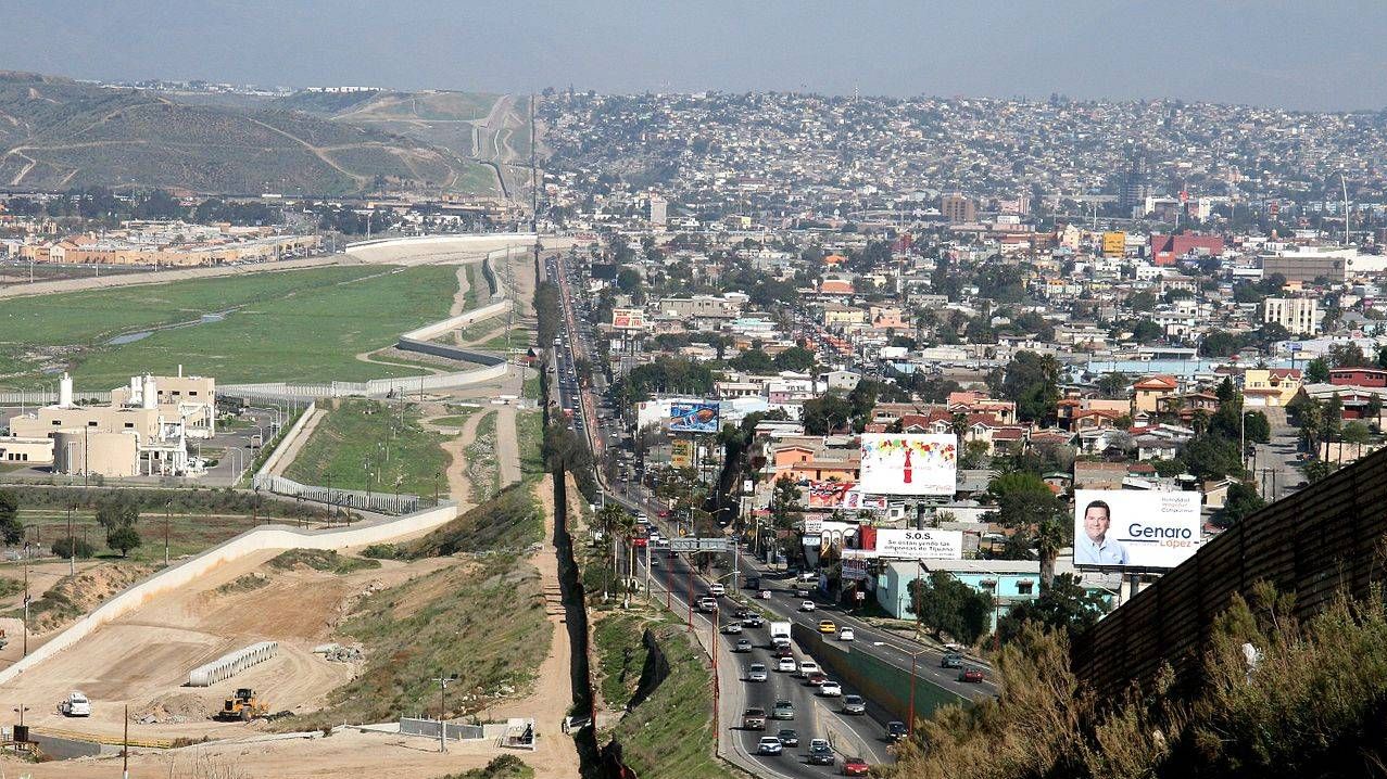 Стена на границе Мексики и США