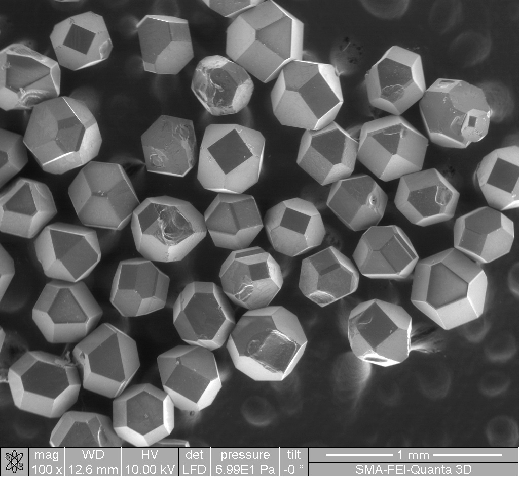 Изображение синтетических алмазов, полученное на растровом электронном микроскопе