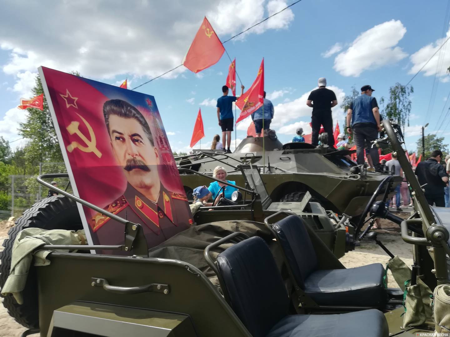 Военная техника на открытии памятника Сталину