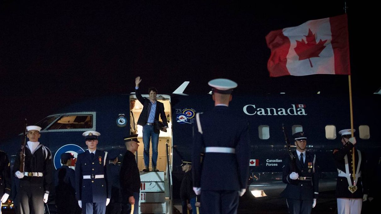 Премьер-министр Канады Джастин Трюдо у трапа самолета