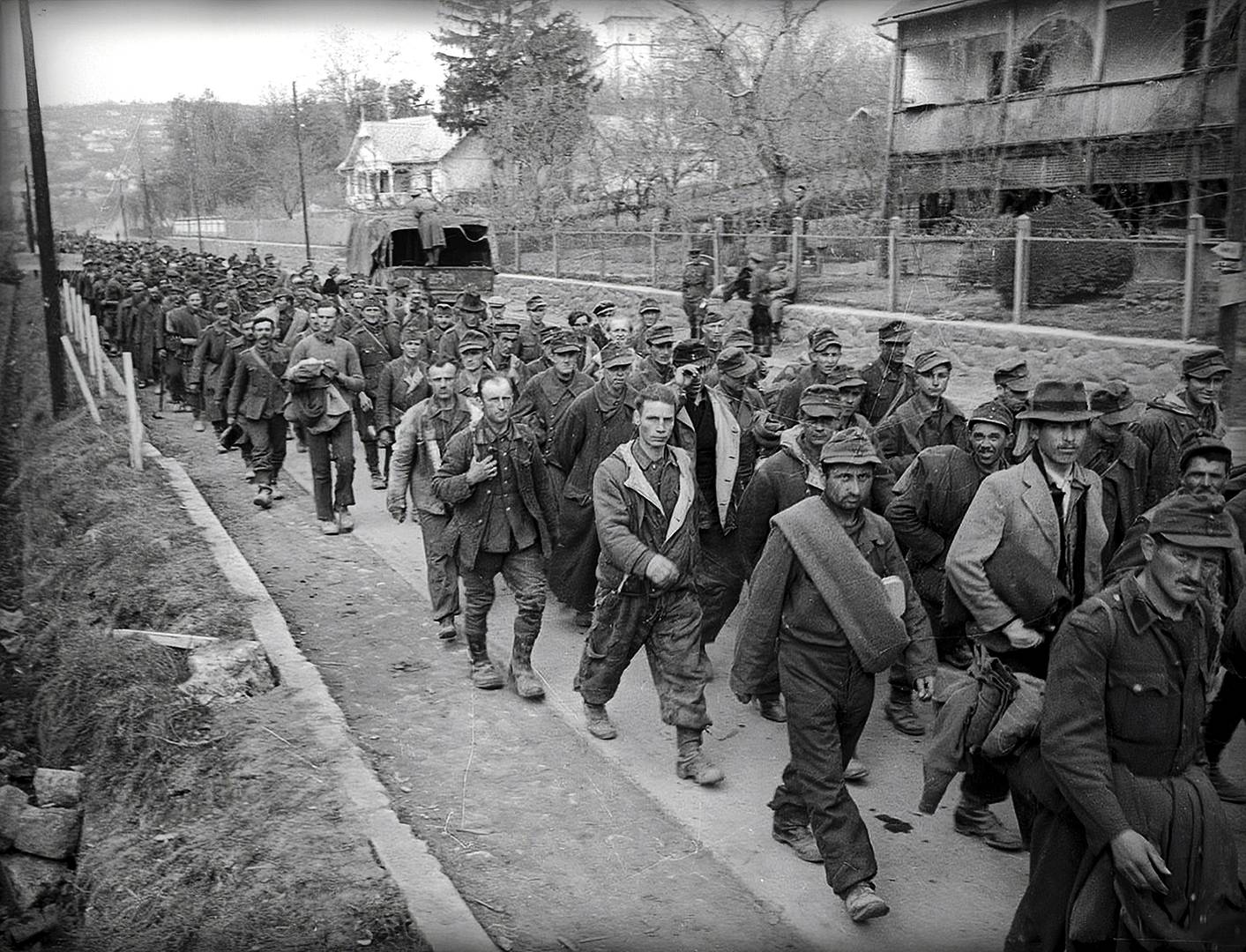 Евгений Халдей. Колонна венгерских солдат, захваченных в плен частями Красной Армии в районе озера Балатон. Март 1945