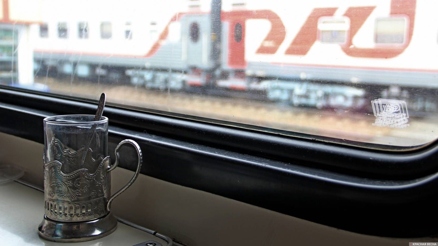 Стакан на столе в плацкартном вагоне