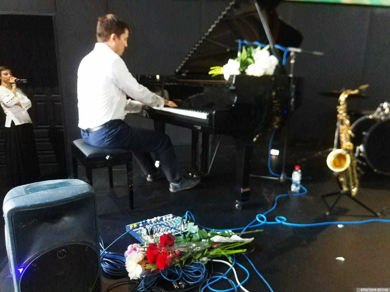 Пианист джазовой группы Павел Чича исполняет соло после концерта