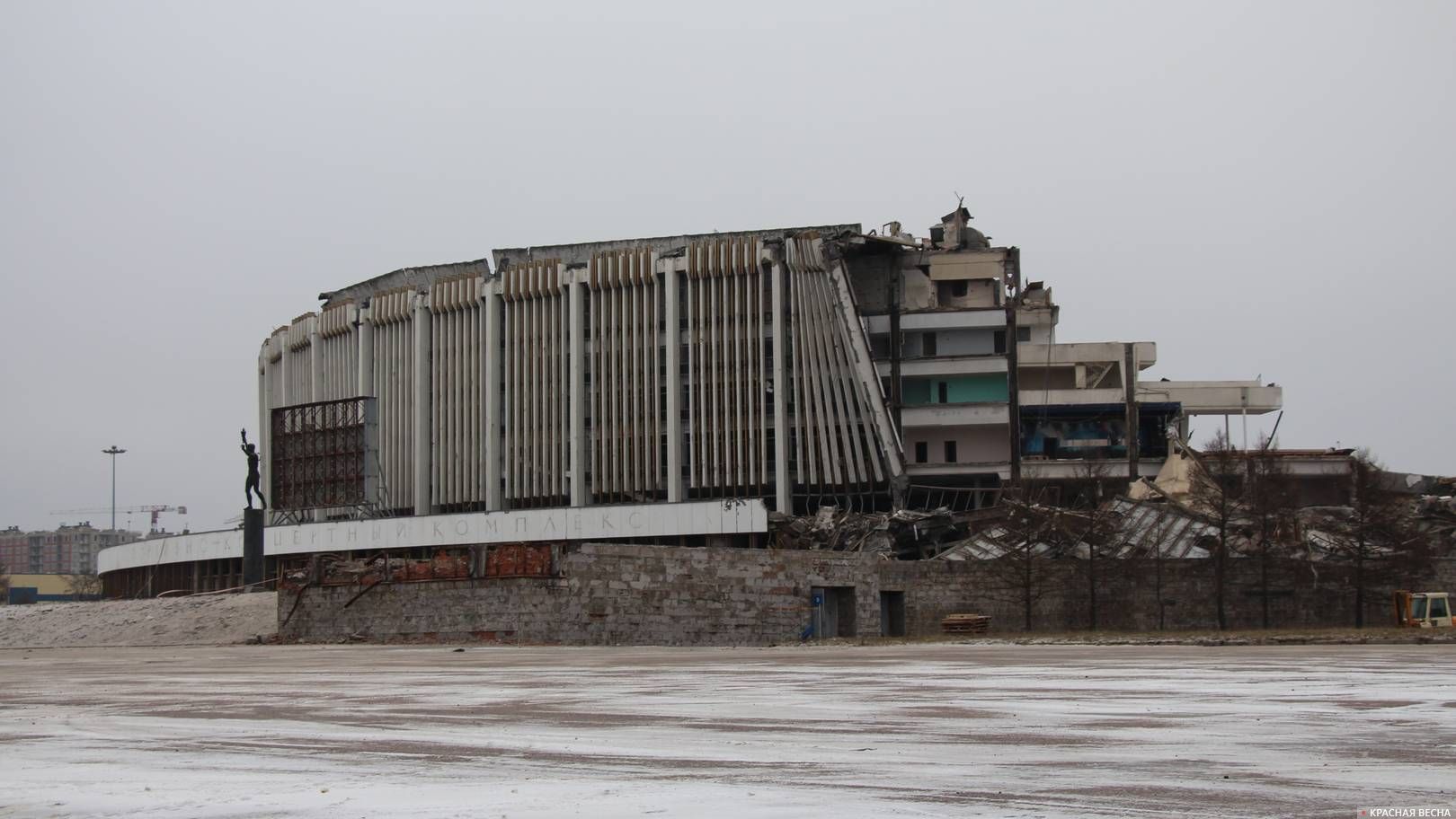 Разрушенное здание СКК в Петербурге