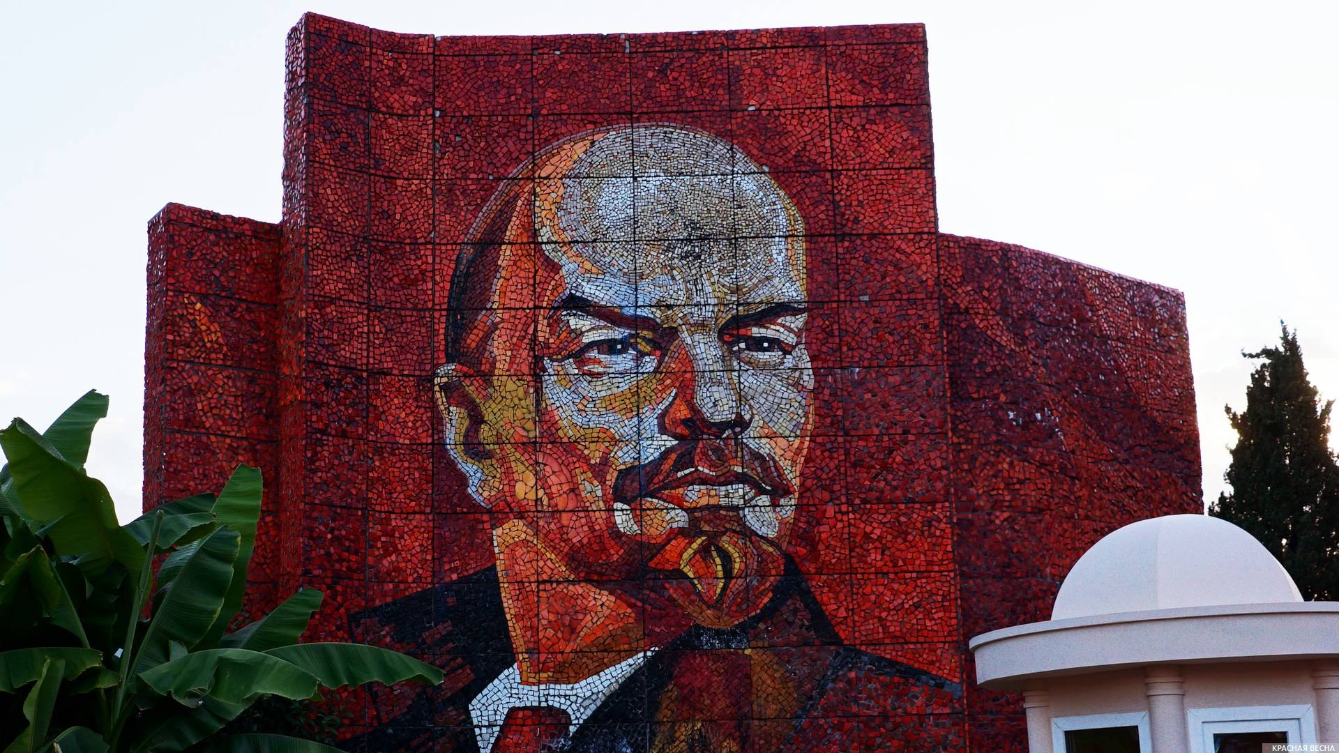 «Учиться, учиться и ещё раз учиться». Ленин. Мозаика в Сочи.