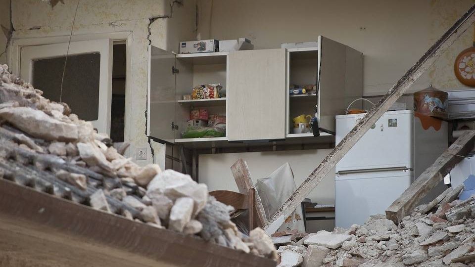 Разрушенное помещение после землетрясения