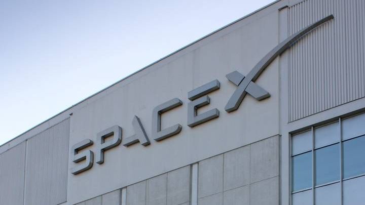Фасад здания частной компании «SpaceX»