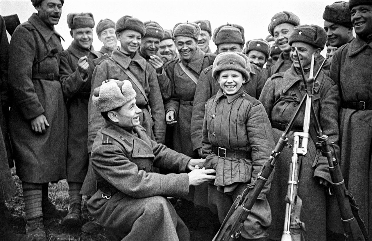 Аркадий Шайхет. Сын полка Ваня Козлов в окружении красноармейцев на отдыхе. 1944 год