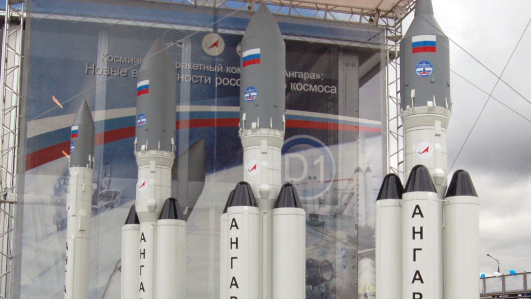 Макеты различных компоновок ракет-носителей «Ангара»
