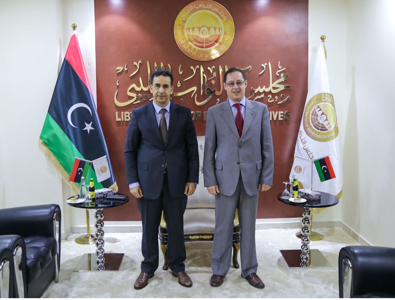 Посол России в Ливии Айдар Аганин (справа) и первый заместитель спикера Палаты представителей Ливии Фаузи ан-Нувайри (слева)