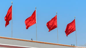 Красные флаги на Вратах Небесного Спокойствия (Тяньаньмэнь), Пекин, Китай.