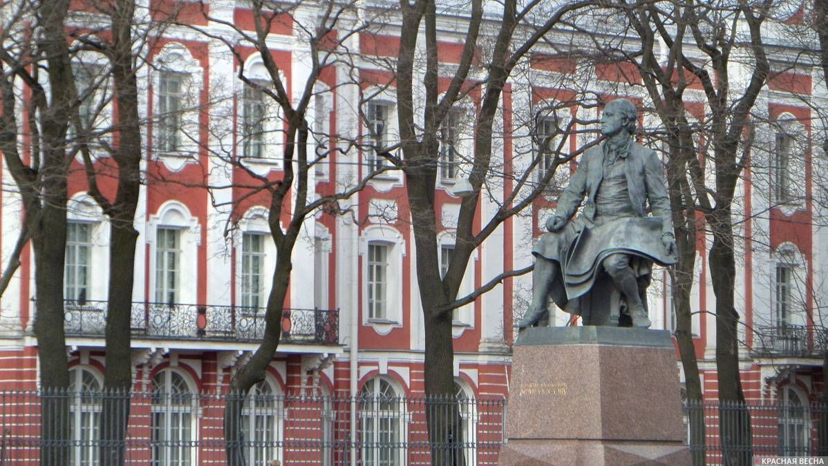 Памятник М.В.Ломоносову перед СПбГУ
