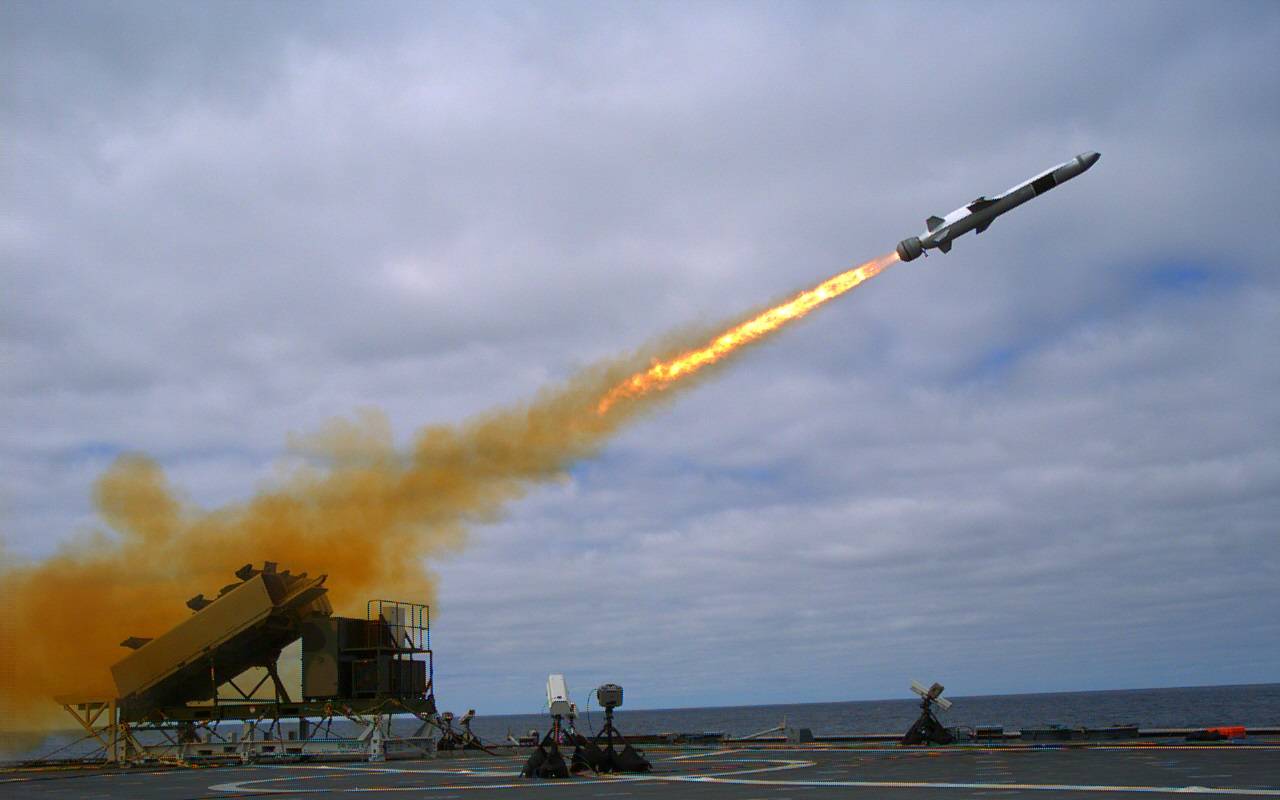 Пуск противокорабельной ракеты с палубы авианосца