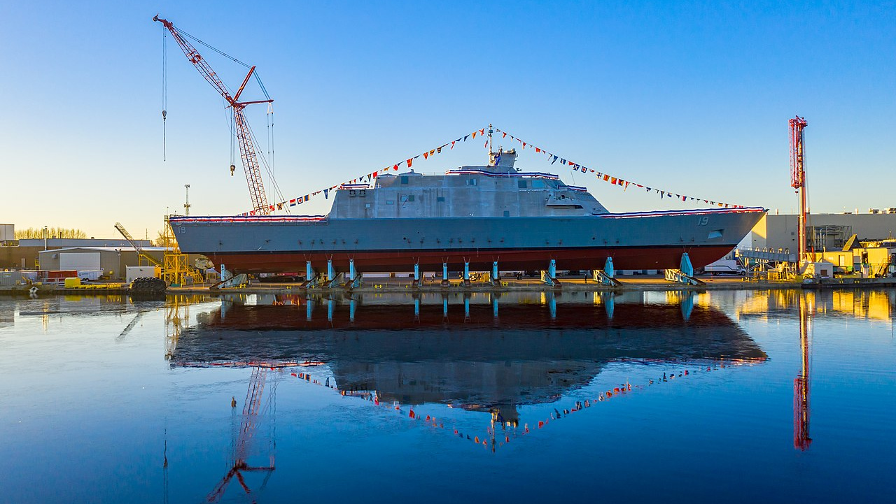 Корабль прибрежной зоны ВМС США St. Louis при постройке