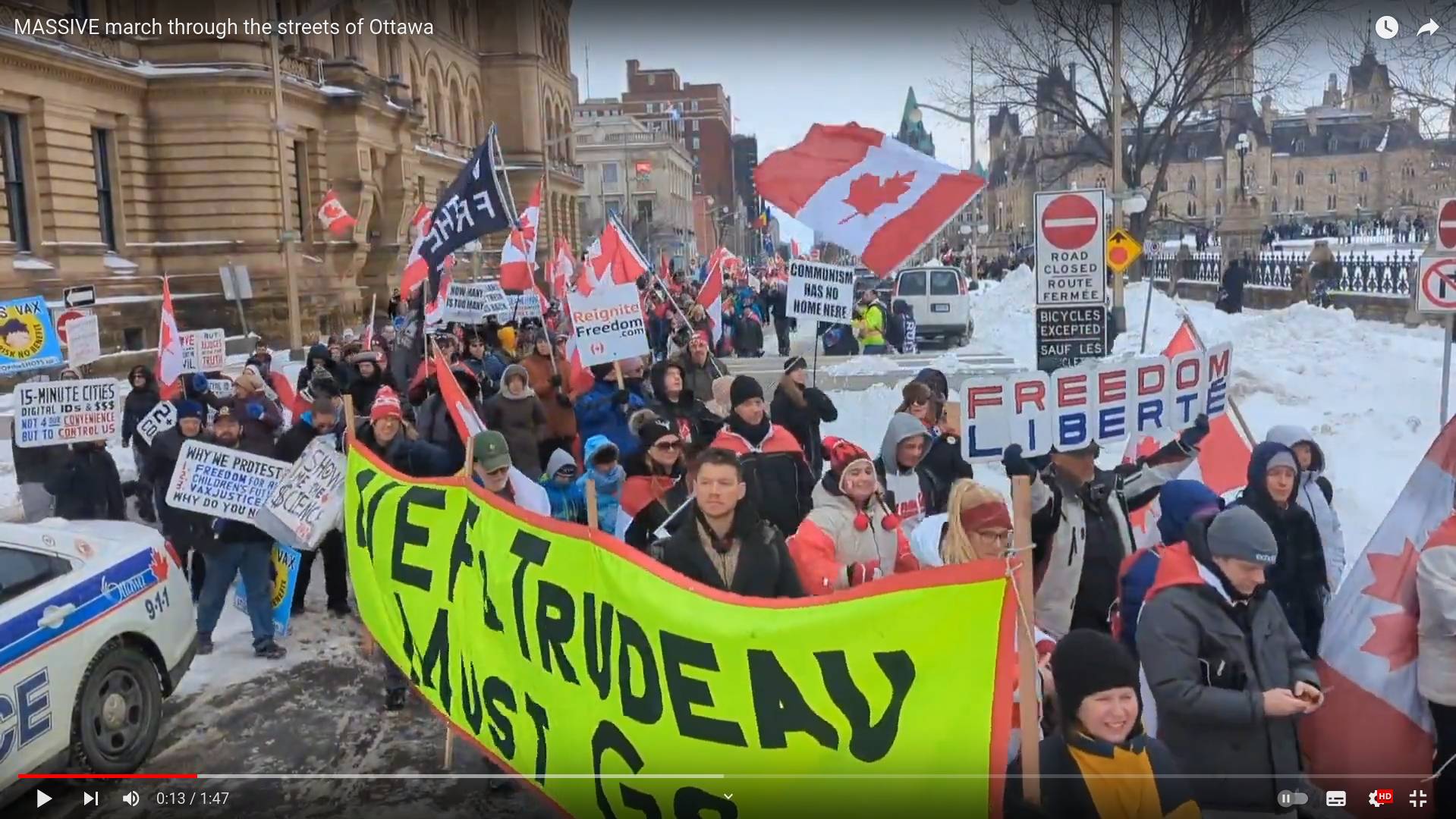 Канадские протестующие с плакатом «Трюдо должен уйти»