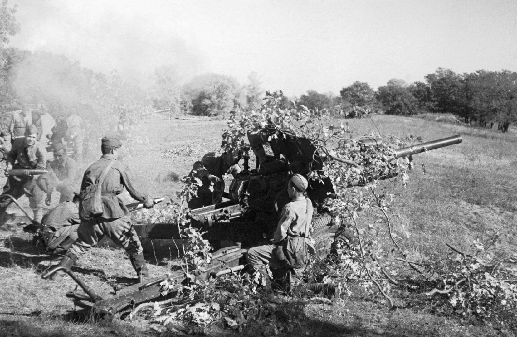Артиллеристы 99-й танковой бригады ведут огонь из 76-мм пушек УСВ под Сталинградом, август 1942 года