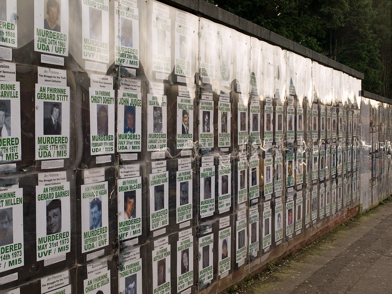 Стена с фотографиями погибших в республиканском районе Западного Белфаста 