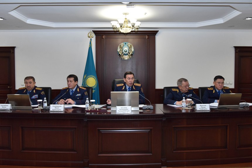 Калмуханбет Касымов (в центре) в бытность министром внутренних дел