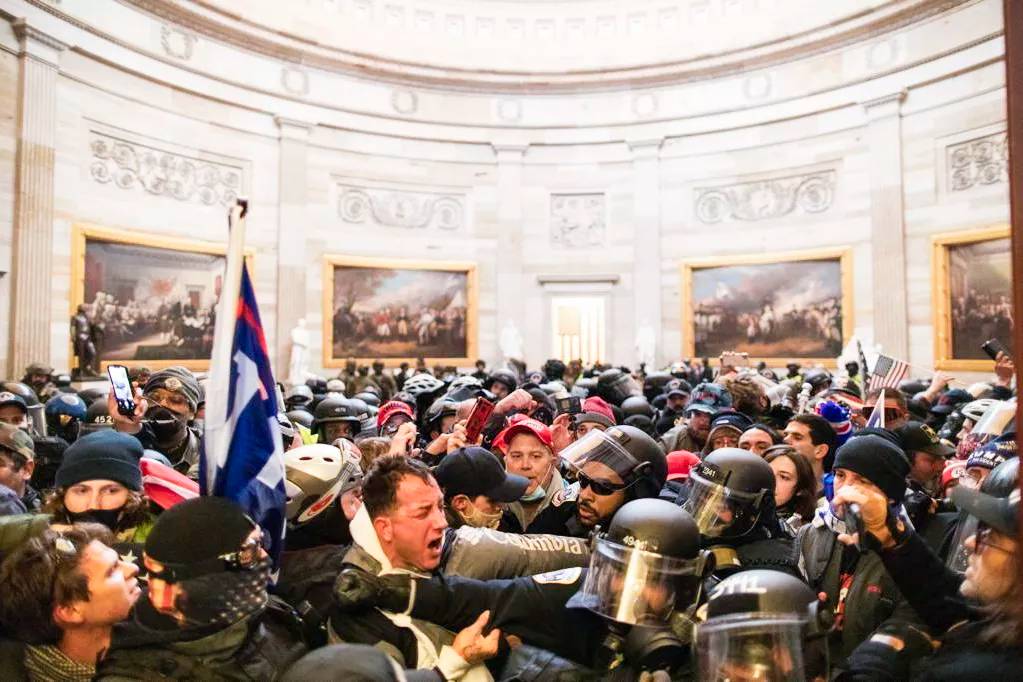 Драка демонстрантов с полицией в Капитолии, США. 6 января 2021 г.