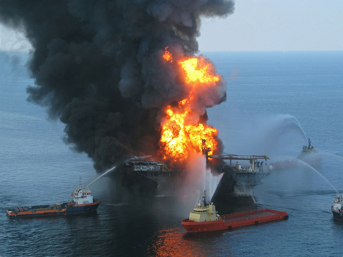 Тушение пожара на плавучей буровой установке в Мексиканском заливе в 2010 г.