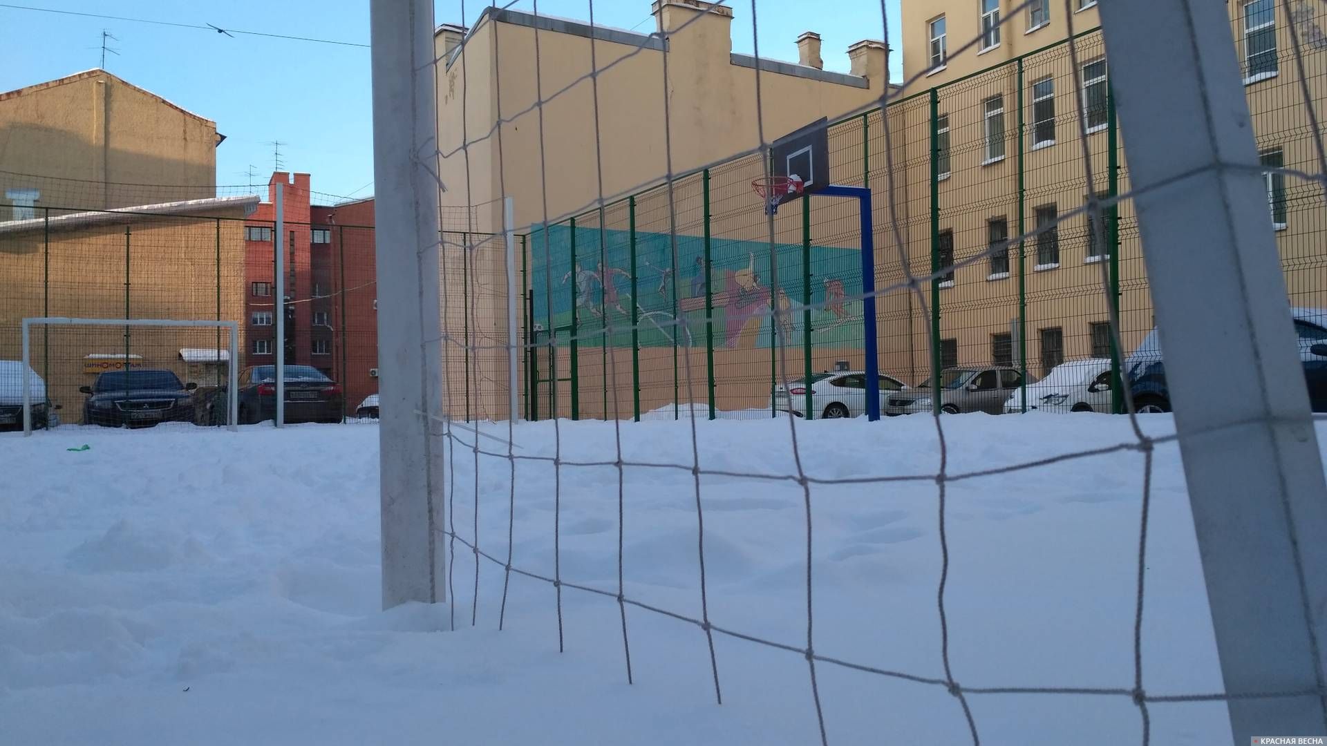 Футбольно-баскетбольная площадка в МО «Коломна» зимой