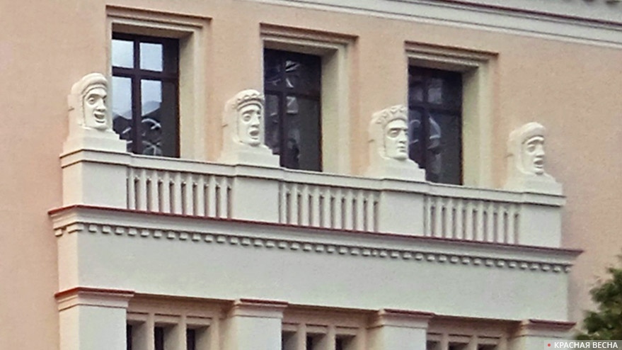 Поющие маски на фасаде Калининградского областного историко-художественного музея