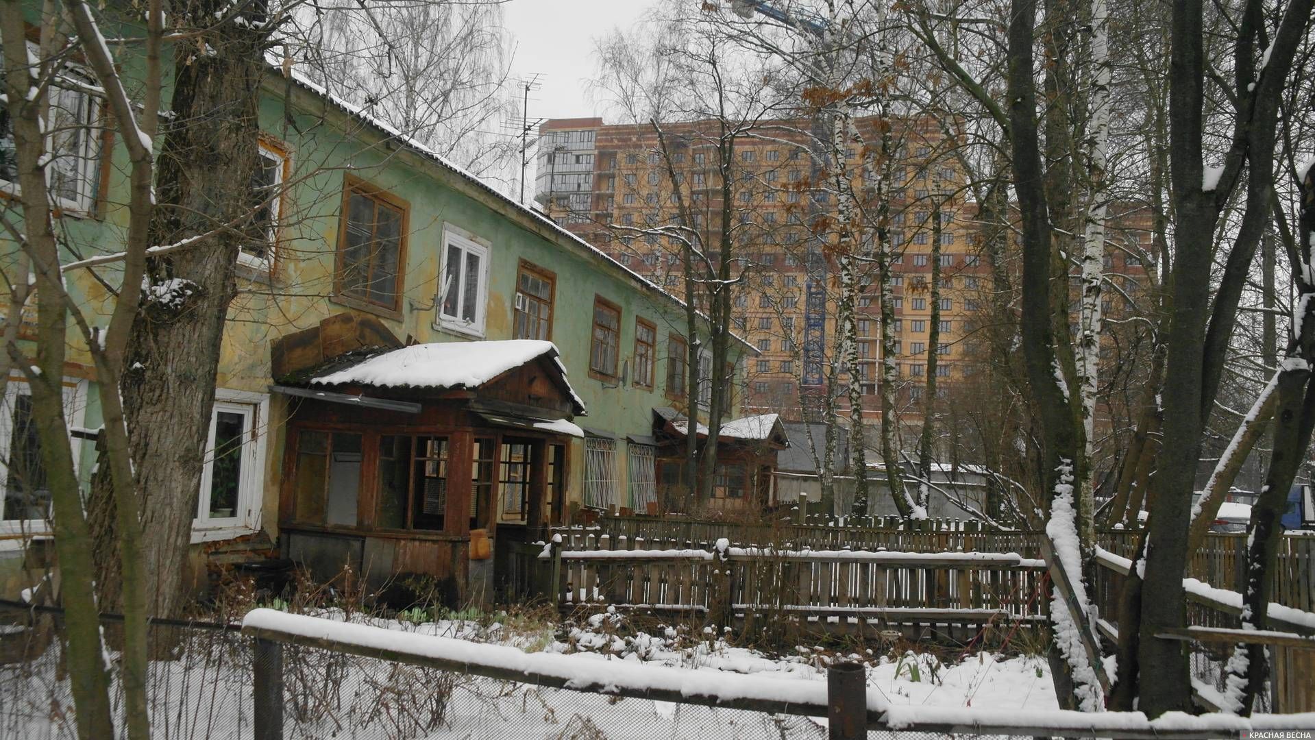 Старый и новый дома на ул. Центральной