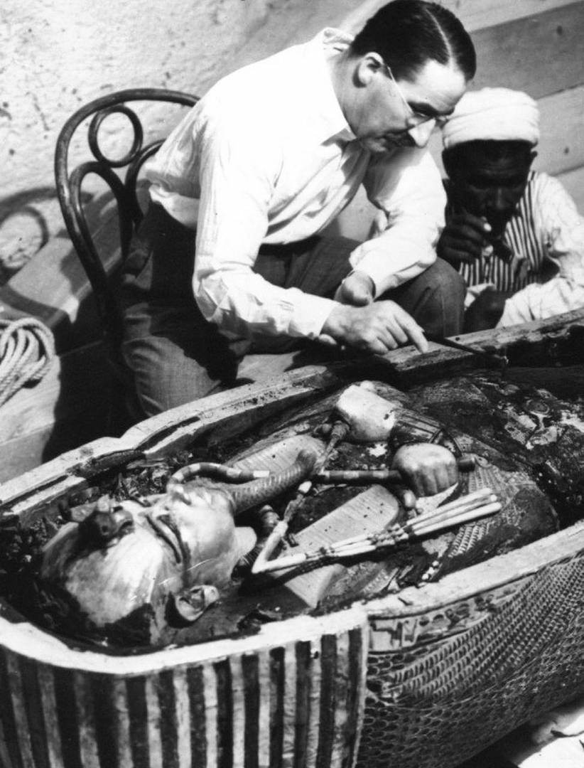 Известный английский археолог Говард Картер изучает саркофаг Тутанхамона, 1922 год