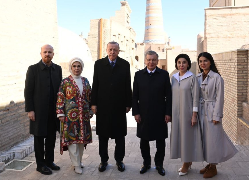 Президенты Узбекистана Шавкат Мирзиёев с женой и дочерью и Турции Реджеп Эрдоган с женой и сыном