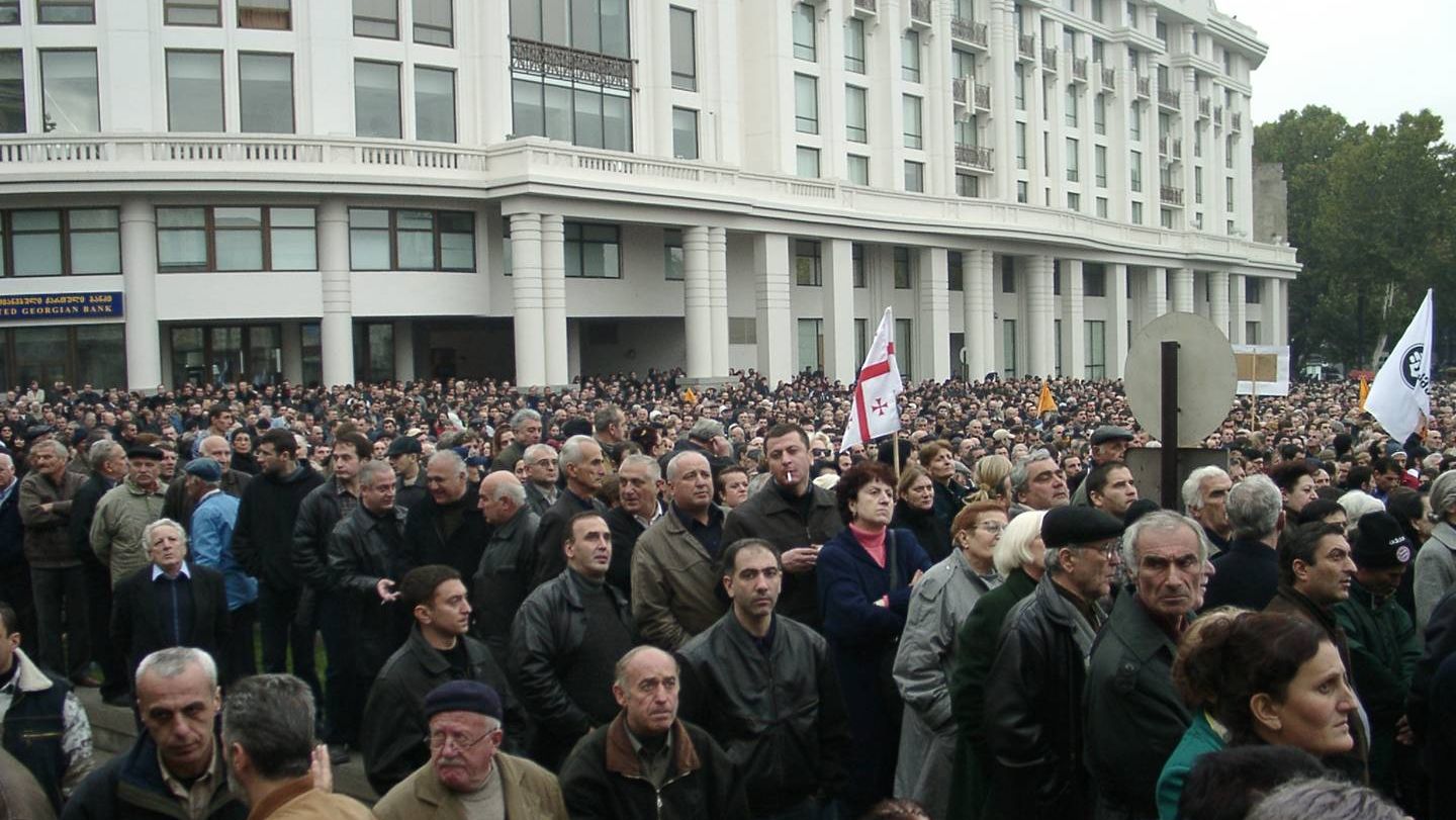 Тбилиси. Площадь Свободы. 2003 г. Революция Роз