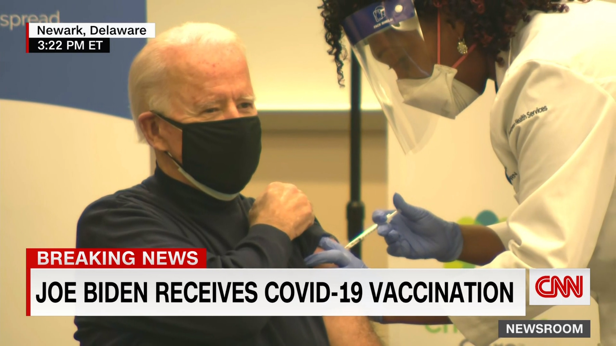 Байден во время вакцинации от COVID-19