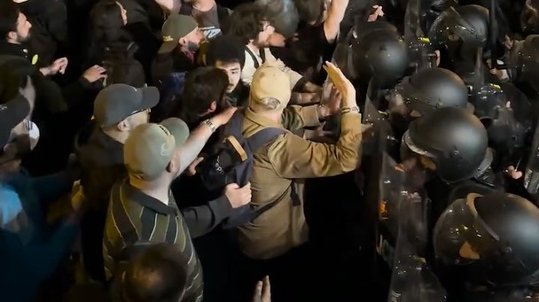 Полиция и протестующие возле парламента Грузии