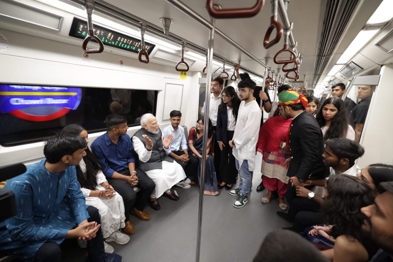 Премьер-министр Индии Нарендра Моди в вагоне метро Дели