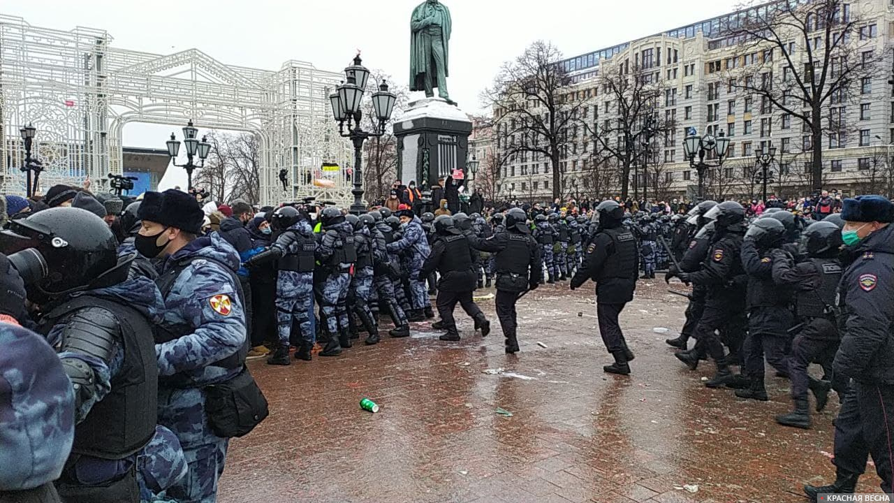 Выдавливание протестующих с Пушкинской площади