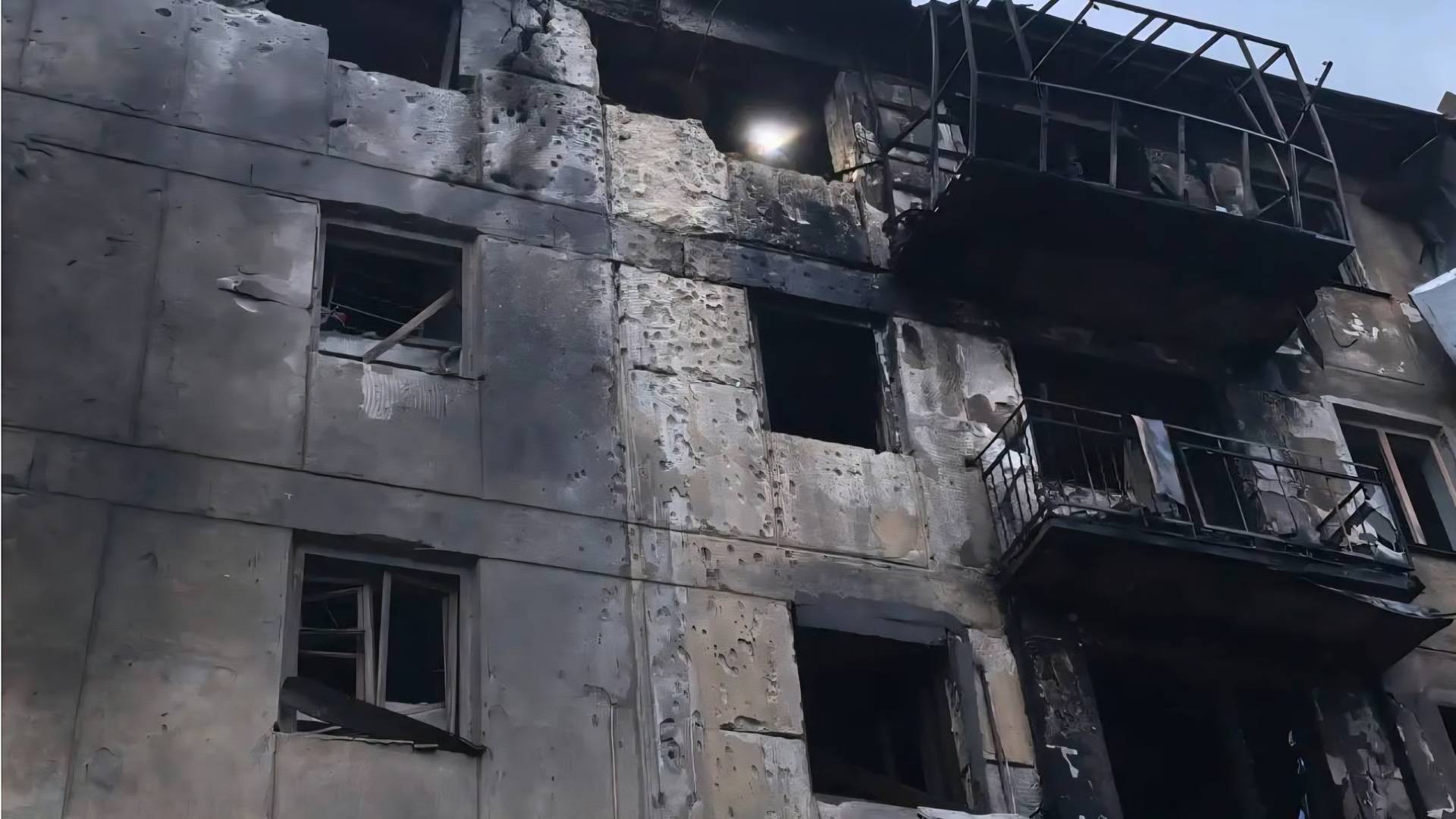 Многоэтажный дом в Севастополе после атаки ВСУ