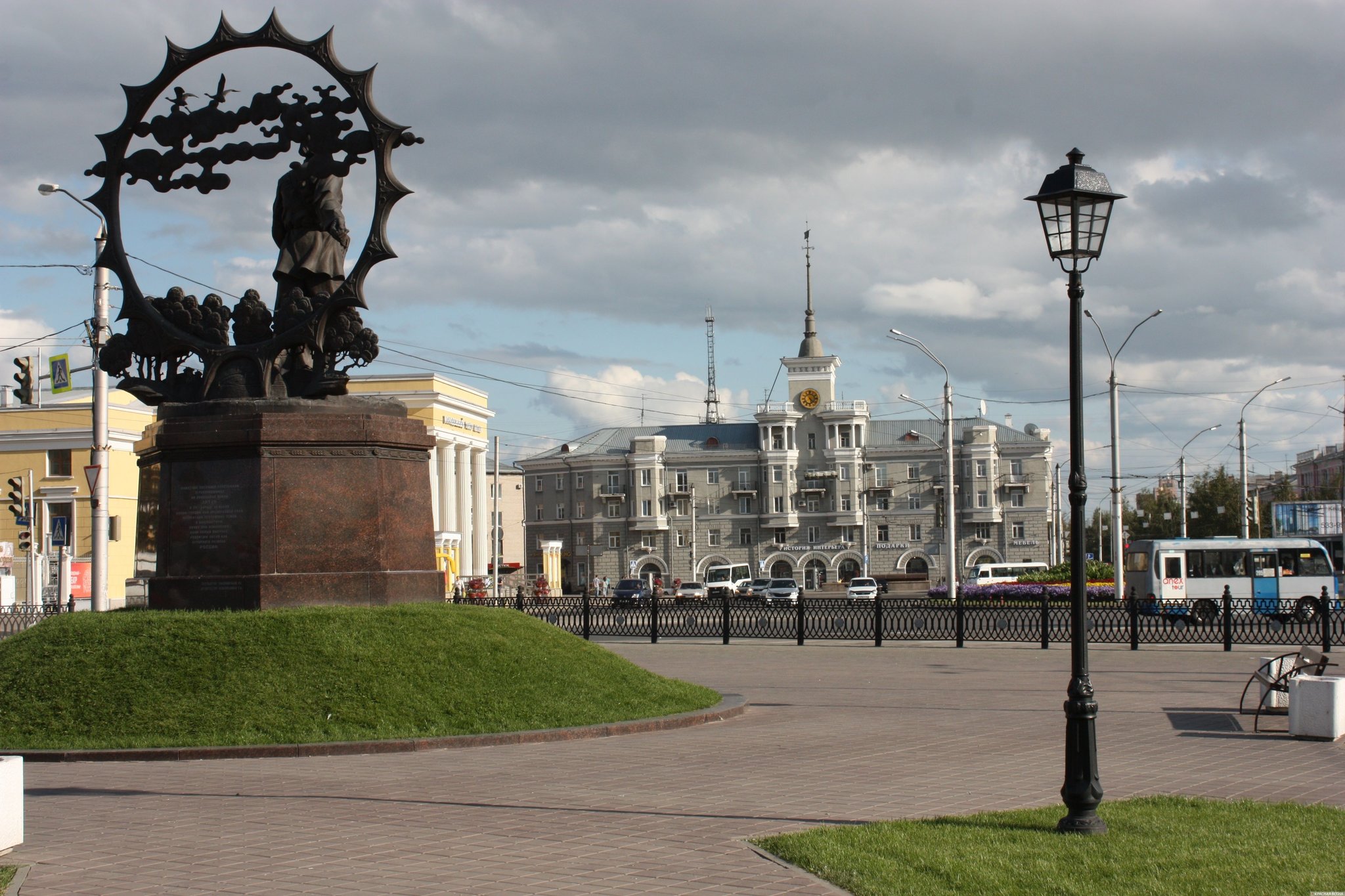 Территория барнаула. Площадь октября Барнаул. Барнаул Октябрьская площадь. Город Барнаул площадь октября. Памятник на площади октября в Барнауле.