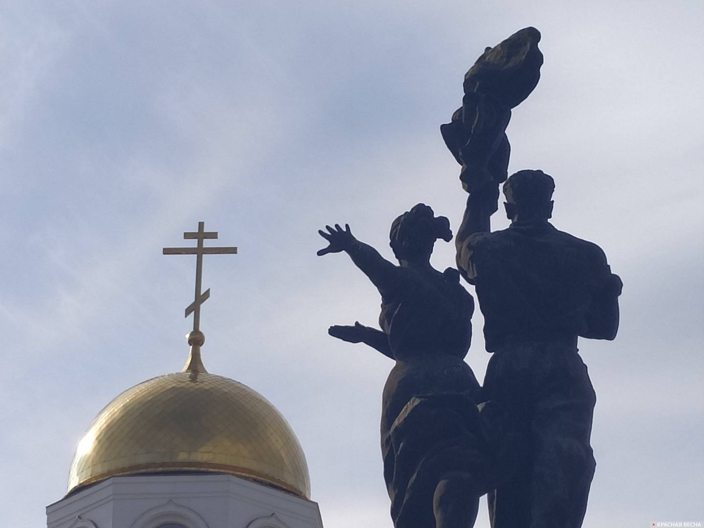 Церковь и советский памятник