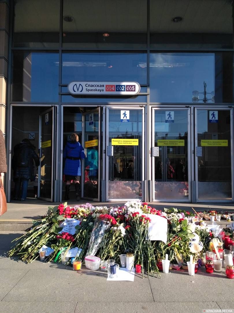 Цветы и свечи жертвам теракта в метро. Сенная площадь. Санкт-Петербург