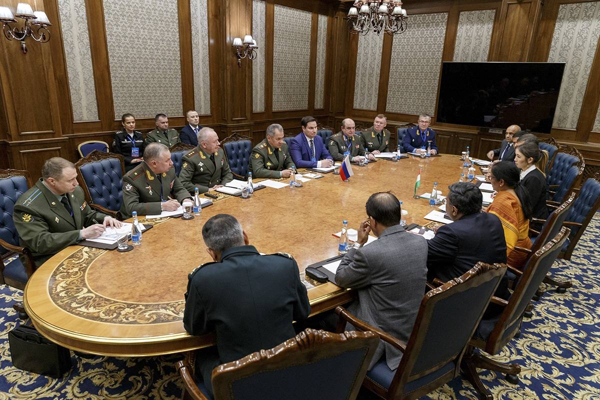 Главы военных ведомств России и Индии на переговорах в Бишкеке