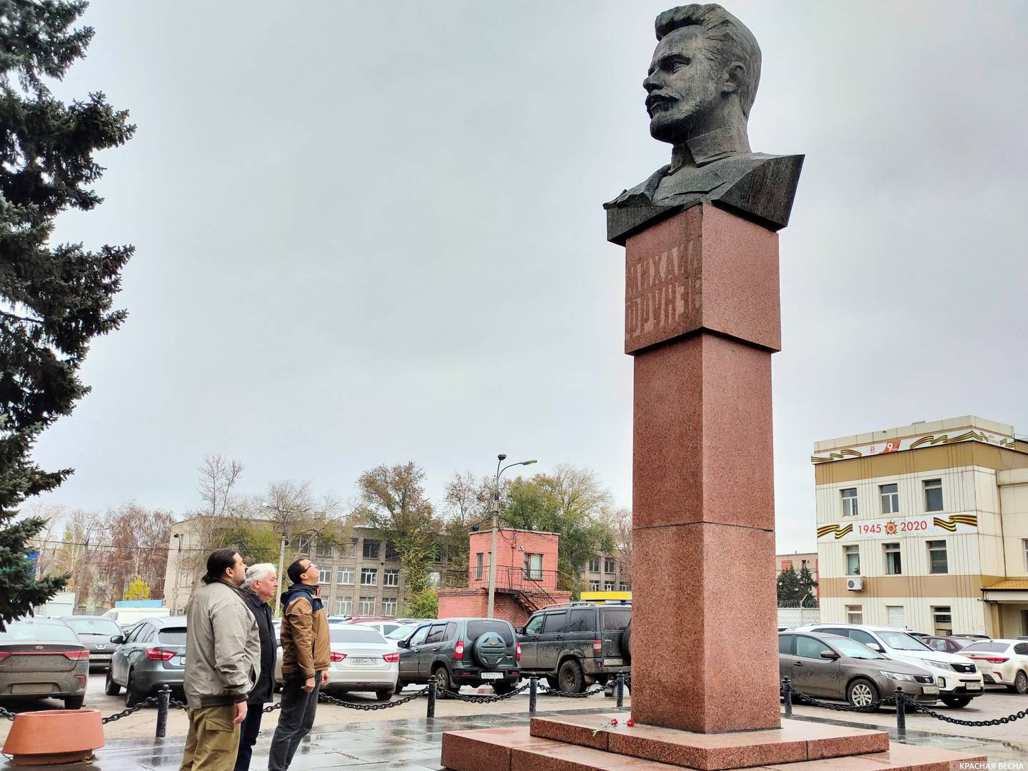 Памятник Фрунзе у завода Кузнецова в Самаре