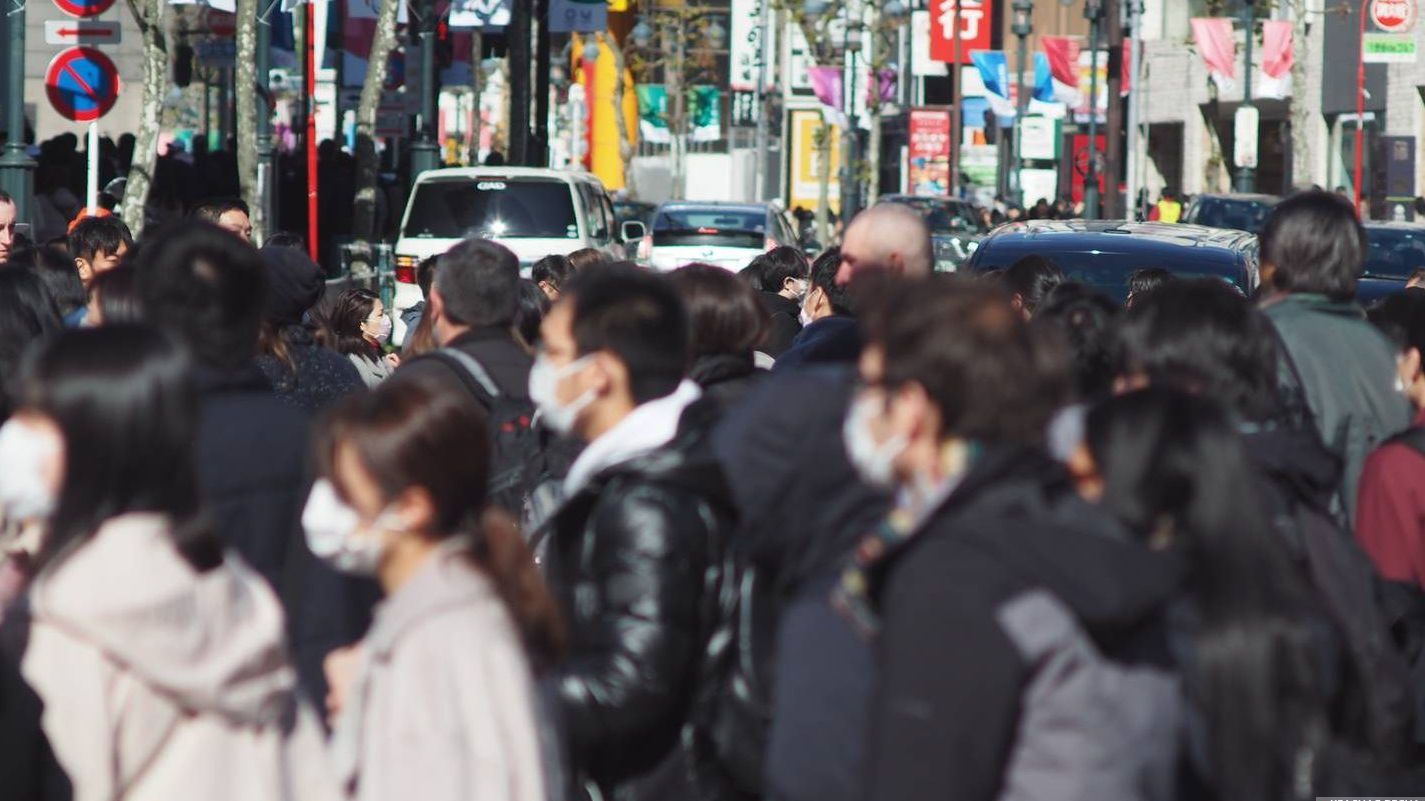 Люди в медицинских масках в Японии
