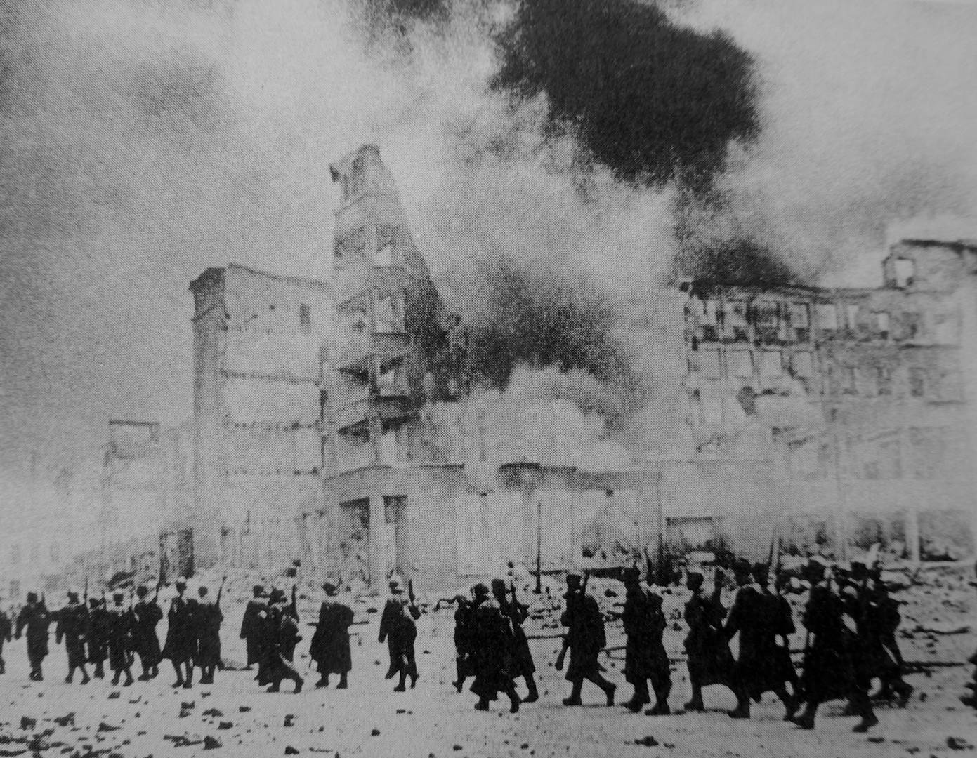 Красноармейцы из 39-й стрелковой дивизии идут по улице разрушенного Сталинграда