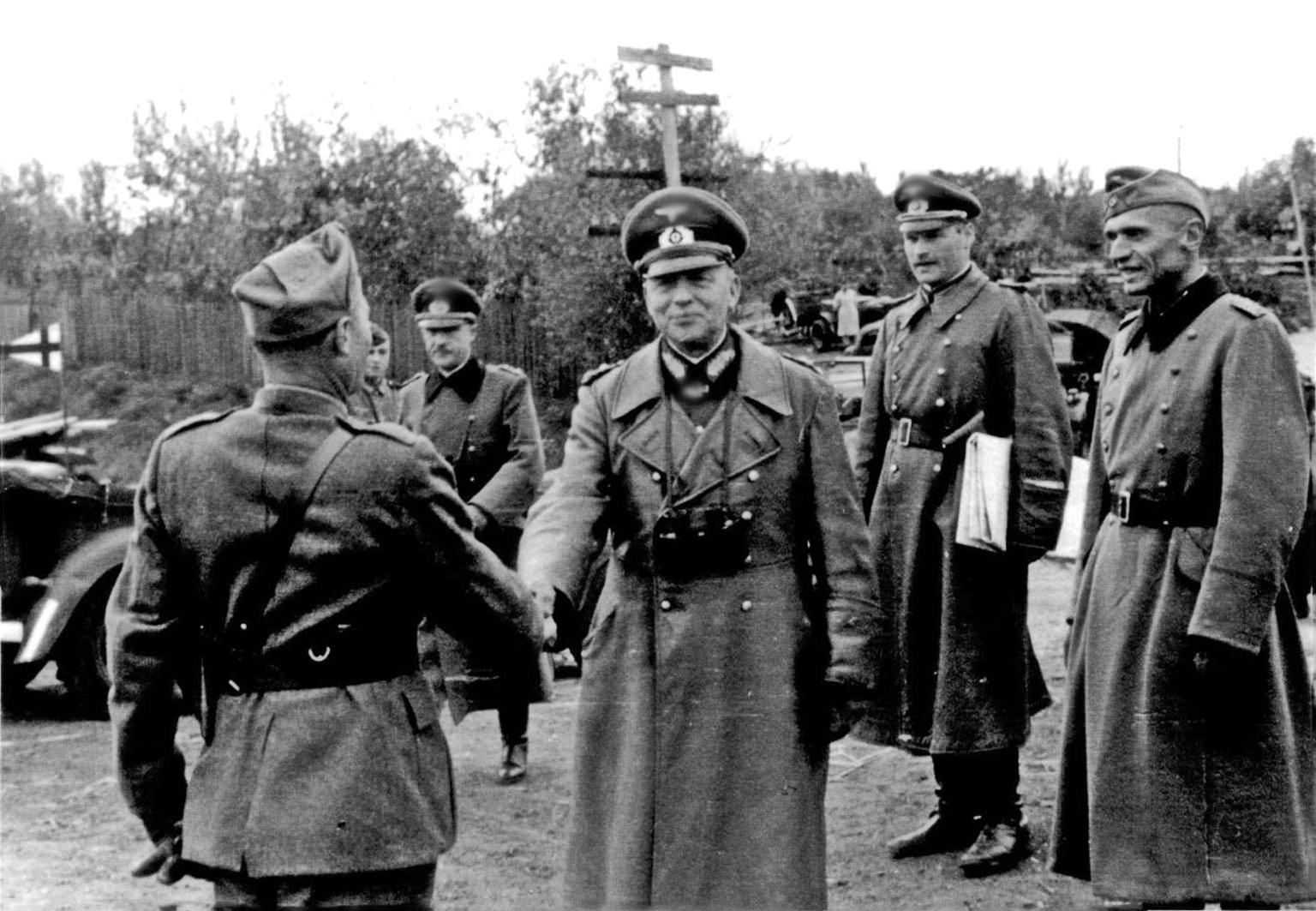 Нацистский генерал Эвальд фон Клейст (в центре) на мосту под Днепропетровском. 1941