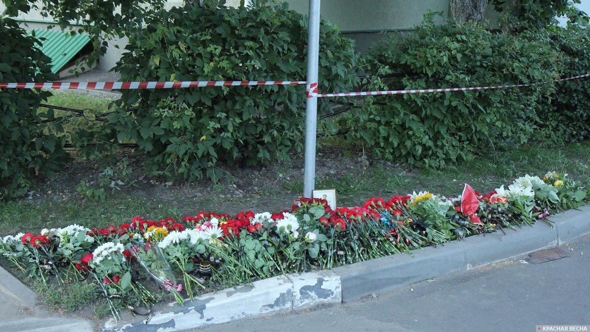 Стихийный мемориал по погибшим в Белгороде 