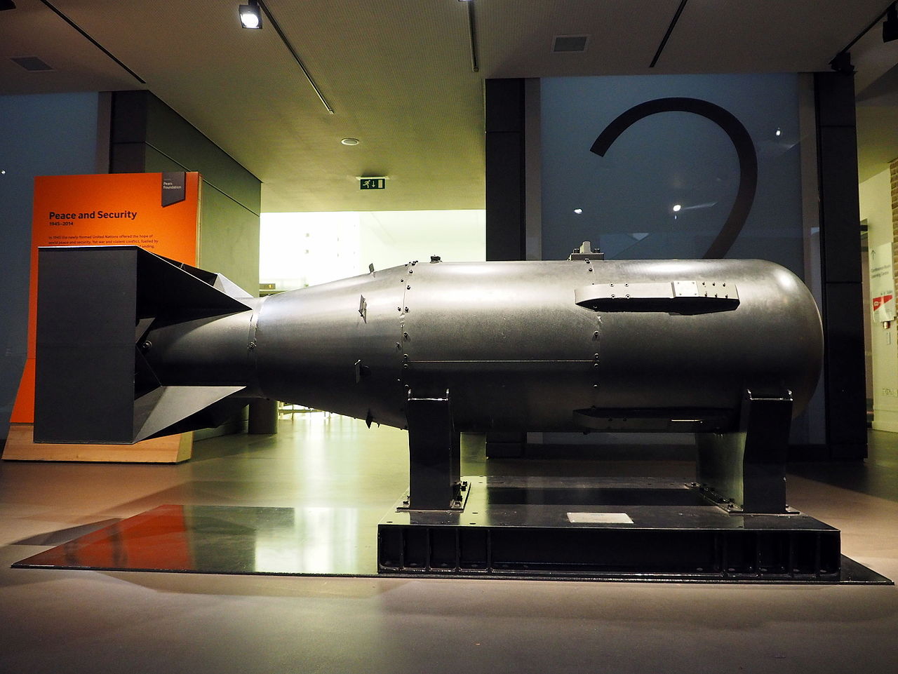 Модель атомной бомбы Little Boy, сброшенной на Японию
